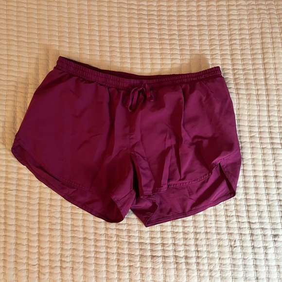 Old Navy Active 3” Dolphin Hem Shorts - Picture 1 of 3